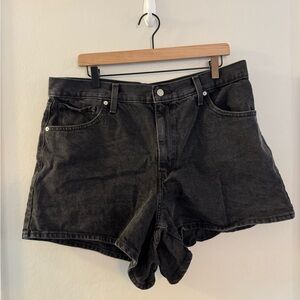 Levi’s Black High Waisted Mom Shorts - Size 16